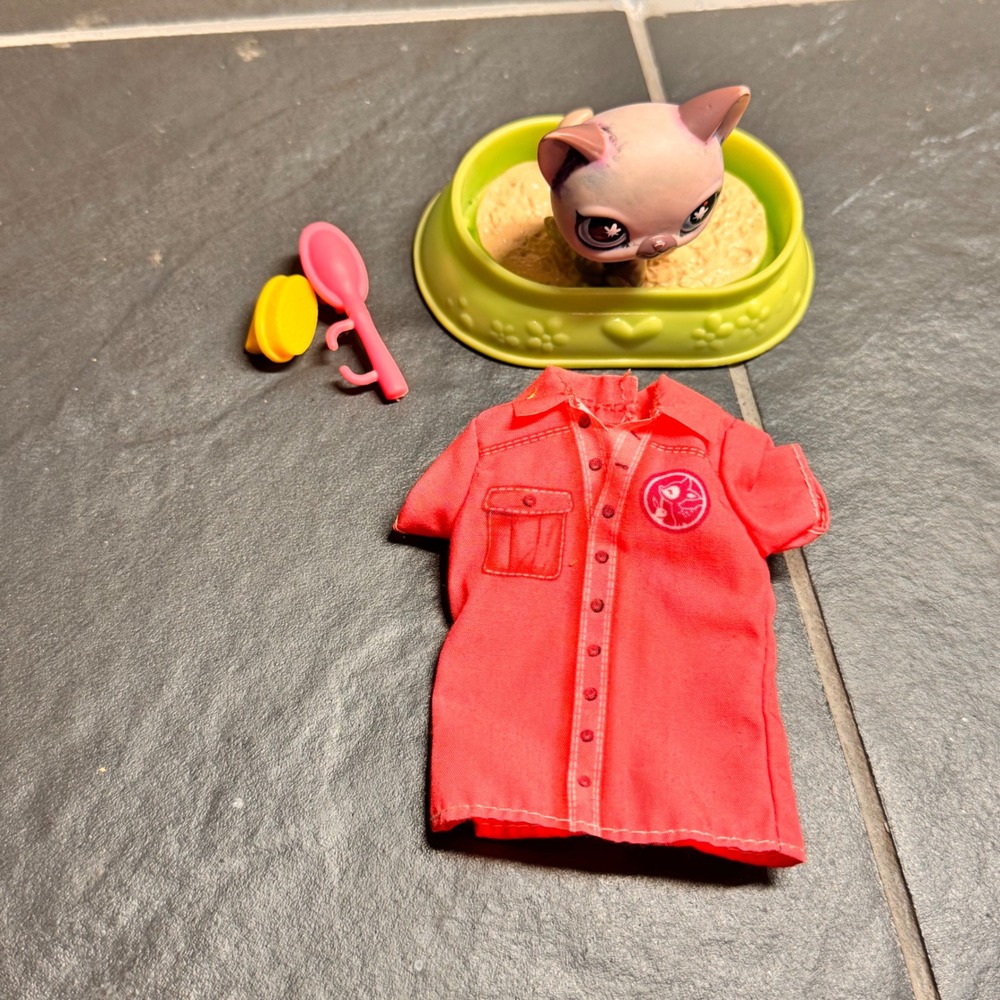Littlest Pet Shop Siamese Cat Snowflake Litter Box Red Shirt Accessories Lot